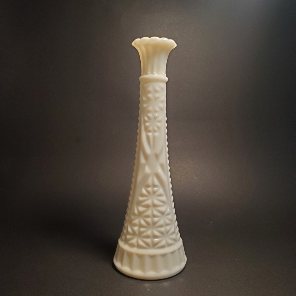 VINTAGE Anchor Hocking "Stars and Bars" Pattern 1950'S Milk Glass Bud Vase EUC